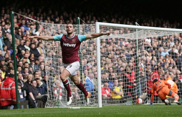 [PHOTOS] How Andy Carroll celebrated his hat-trick against Arsenal
