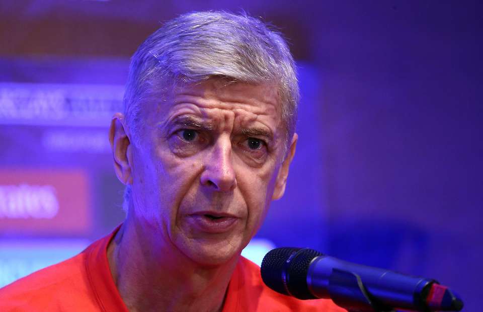 Wenger accuses Arsenal fans of costing them the title Wenger accuses Arsenal fans of costing them the title