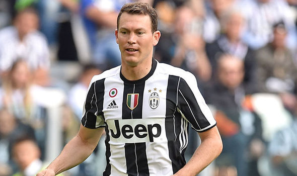 Antonio Conte on brink of first Chelsea signing with Lichtsteiner Antonio Conte on brink of first Chelsea signing with Lichtsteiner
