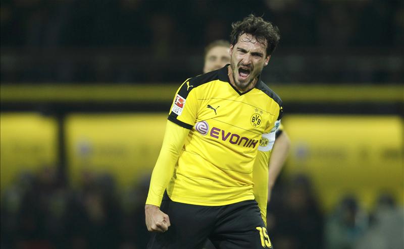 Bayern Munich complete the signing of Hummels from Dortmund Bayern Munich complete the signing of Hummels from Dortmund