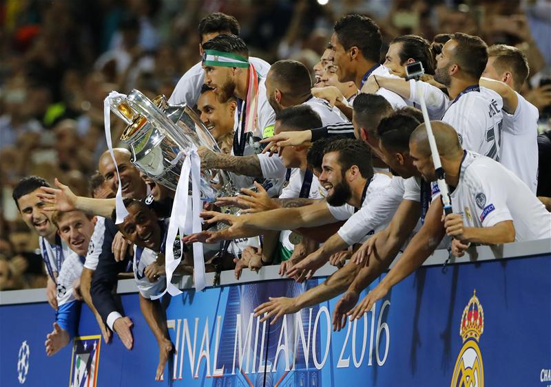 Arbeloa mocks Barcelona and Pique as Madrid parade Champions League trophy Arbeloa mocks Barcelona and Pique as Madrid parade Champions League trophy