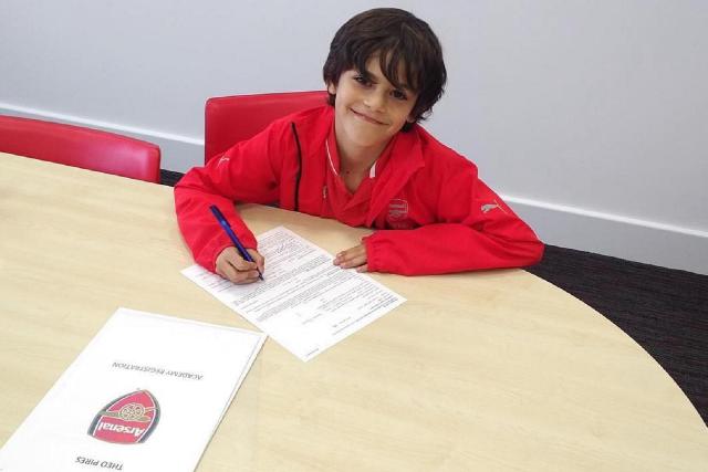 Arsenal sign Robert Pires’ seven-year-old son as he follows his father’s footsteps Arsenal sign Robert Pires’ seven-year-old son as he follows his father’s footsteps