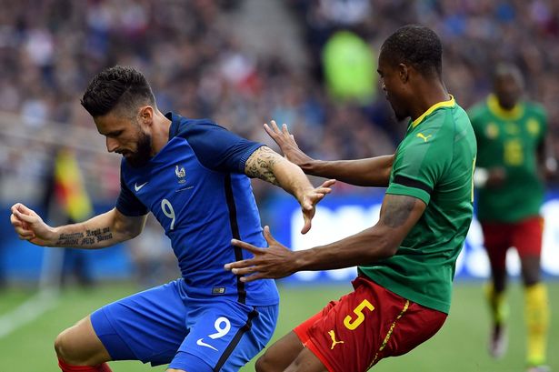 Deschamps defends Giroud after striker is BOOED by own fans Deschamps defends Giroud after striker is BOOED by own fans
