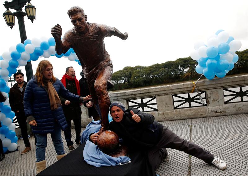 Argentina government unveil Messi statue as the whole country beg him to stay Argentina government unveil Messi statue as the whole country beg him to stay