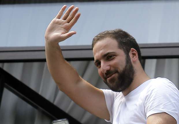 Napoli president feels betrayed by Higuain’s Juventus move Napoli president feels betrayed by Higuain’s Juventus move