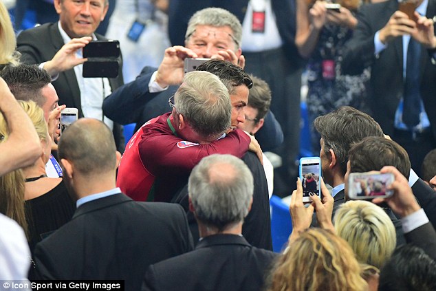 Ronaldo celebrates Euro 2016 title with emotional hug with Ferguson Ronaldo celebrates Euro 2016 title with emotional hug with Ferguson