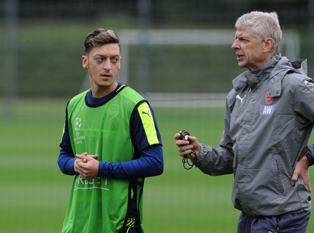 Ozil waiting on Wenger to decide future before signing new contract Ozil waiting on Wenger to decide future before signing new contract