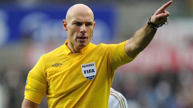 Howard Webb reveals how Ferguson tried to force him to call off Man United game Howard Webb reveals how Ferguson tried to force him to call off Man United game