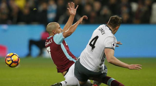 Former Premier League referee reckons Mike Dean wrong to send off Feghouli for Jones’ tackle Former Premier League referee reckons Mike Dean wrong to send off Feghouli for Jones’ tackle