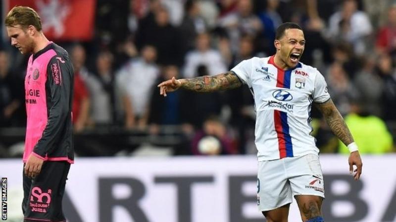 Depay scores from near halfway as Lyon thrash Toulouse Depay scores from near halfway as Lyon thrash Toulouse