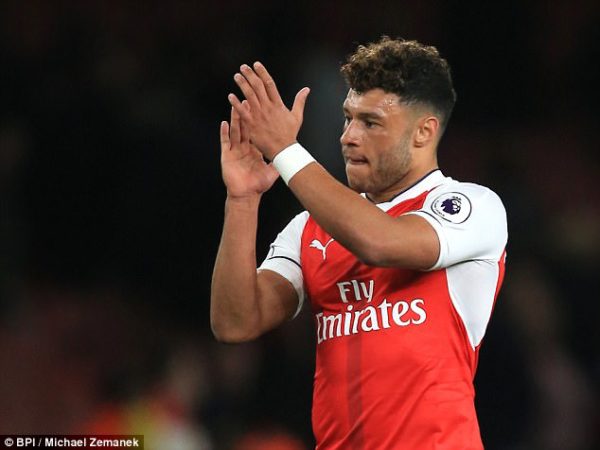Wenger: It would ‘damage’ Arsenal if Oxlade-Chamberlain were to leave Wenger: It would ‘damage’ Arsenal if Oxlade-Chamberlain were to leave