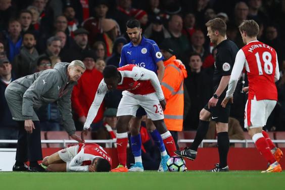 Wenger backs Sanchez after late clash over Leicester throw-in Wenger backs Sanchez after late clash over Leicester throw-in