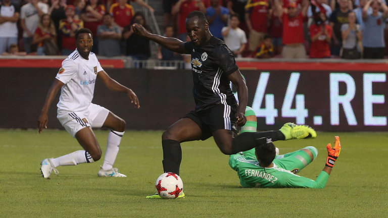 Mourinho hails ‘top striker’ Lukaku after first Man Utd goal Mourinho hails ‘top striker’ Lukaku after first Man Utd goal