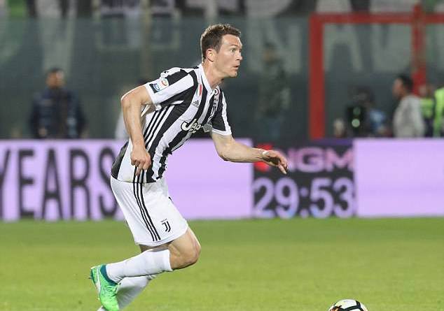 Arsenal set to sign 34-year-old Juventus defender Lichtsteiner Arsenal set to sign 34-year-old Juventus defender Lichtsteiner