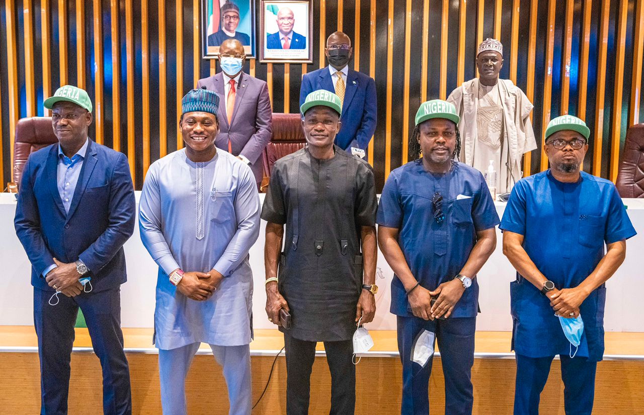 1994 Super Eagles Pay ‘Thank You’ Visits to Fashola, Dare Over House Rewards 1994 Super Eagles Pay ‘Thank You’ Visits to Fashola, Dare Over House Rewards