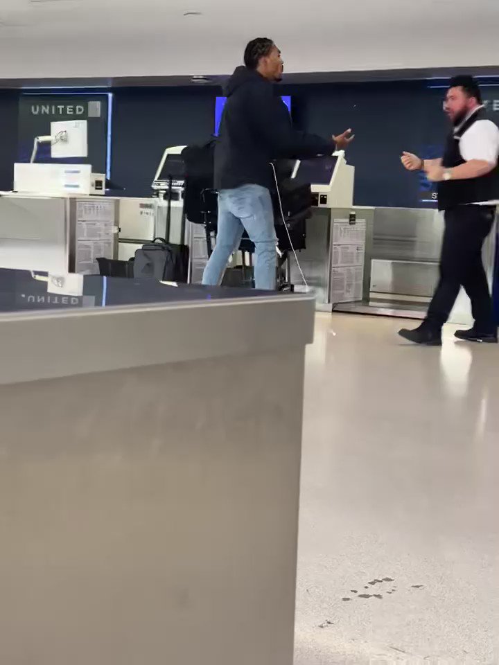 Ex-NFL Player Assaults United Airlines Employee In Apparent Self-Defense And Gets Arrested Ex-NFL Player Assaults United Airlines Employee In Apparent Self-Defense And Gets Arrested