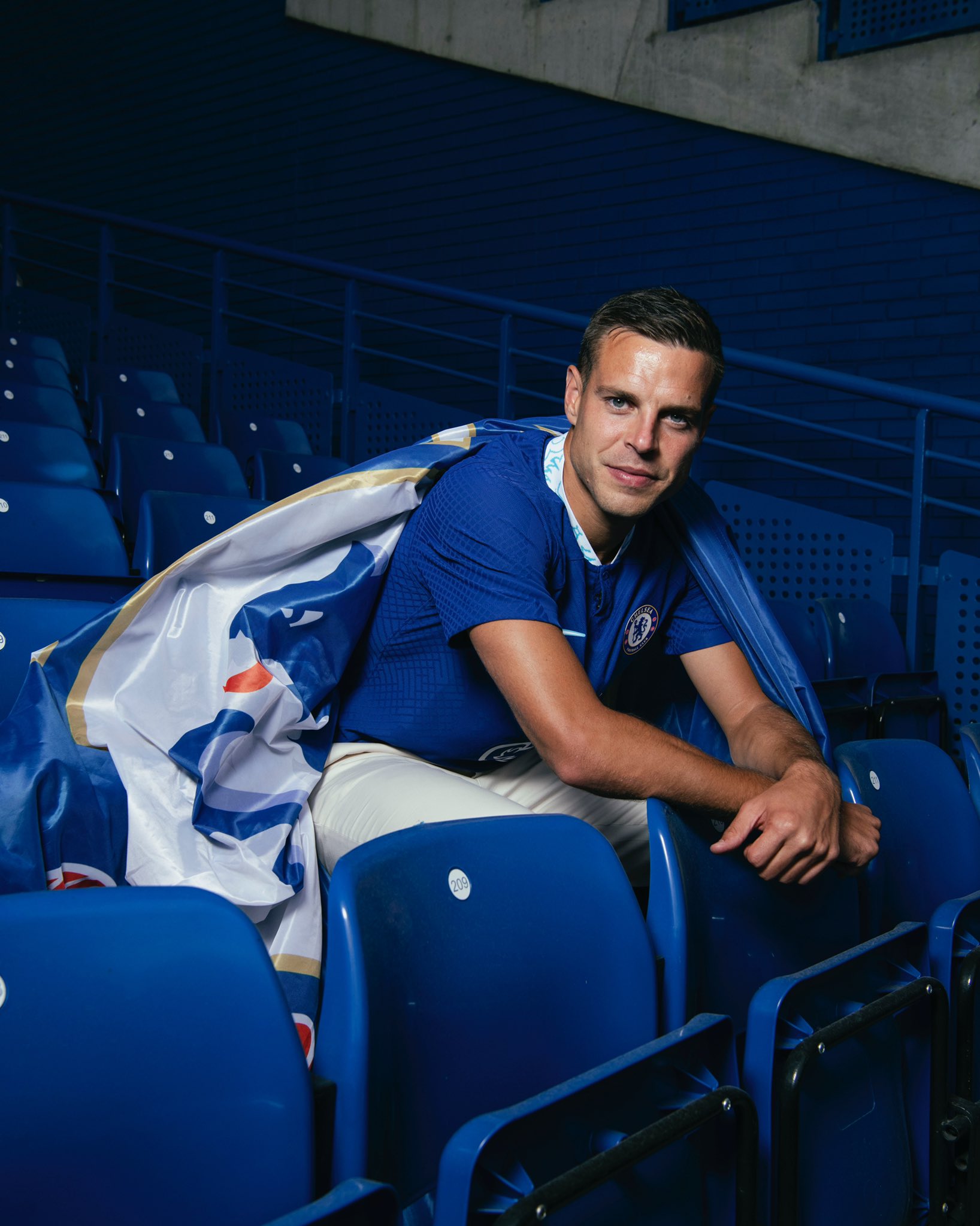 Cesar Azpilicueta Signs A New Contract With Chelsea To Dispel Barcelona Rumors