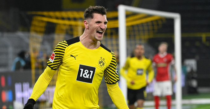 Report: Manchester United Have Been Offered The Chance To Sign Thomas Meunier Report: Manchester United Have Been Offered The Chance To Sign Thomas Meunier