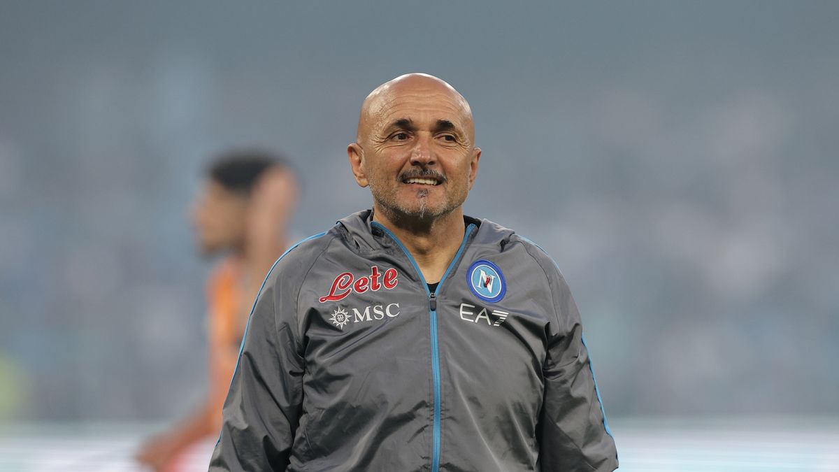 Napoli Ultras Hand Departing Coach Luciano Spalletti Bizarre Gift Related To Protest Napoli Ultras Hand Departing Coach Luciano Spalletti Bizarre Gift Related To Protest