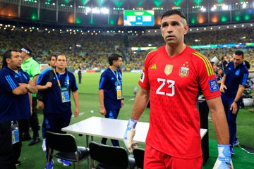 Aston Villa Star Confronts The Police For Charging Argentina Fans Before Brazil Clash Aston Villa Star Confronts The Police For Charging Argentina Fans Before Brazil Clash
