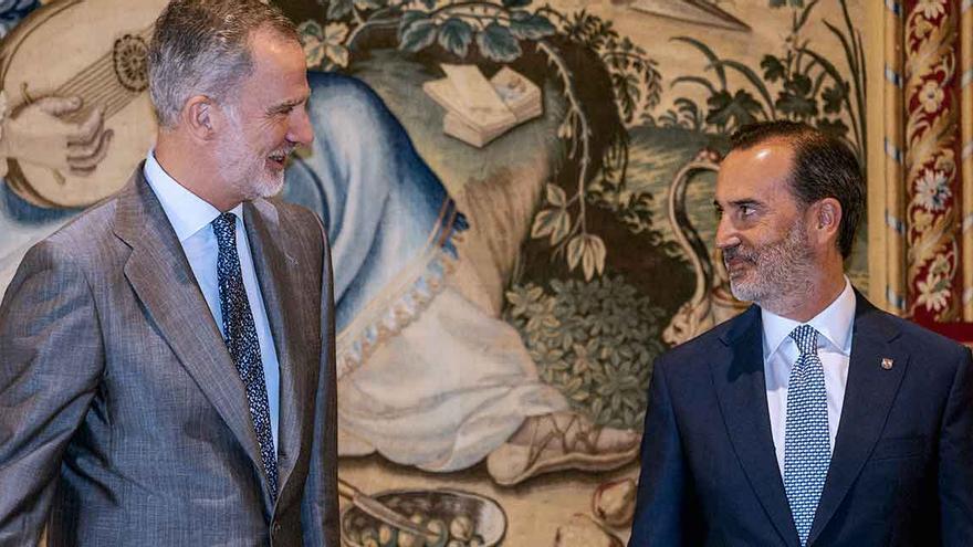 Unai Emery In Meeting With La Liga Manager – Aston Villa Boss Even Hands Out Hug Unai Emery In Meeting With La Liga Manager – Aston Villa Boss Even Hands Out Hug