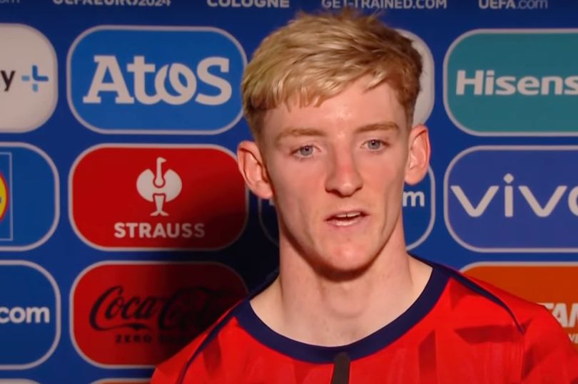 Gordon Makes Promise To Alexander-Arnold After Failing To Score Gordon Makes Promise To Alexander-Arnold After Failing To Score