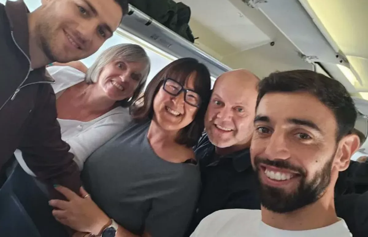 Fernandes Shows Compassion As He Assists Unwell Passenger On Flight Fernandes Shows Compassion As He Assists Unwell Passenger On Flight