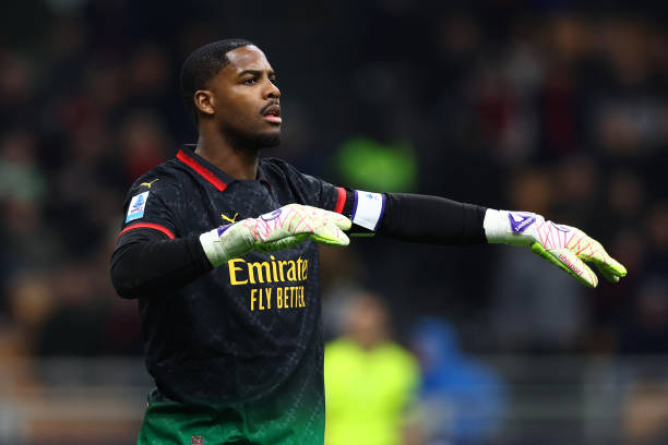 Man United Target Maignan On Diet After Being Deemed ‘Too Overweight’ Man United Target Maignan On Diet After Being Deemed ‘Too Overweight’