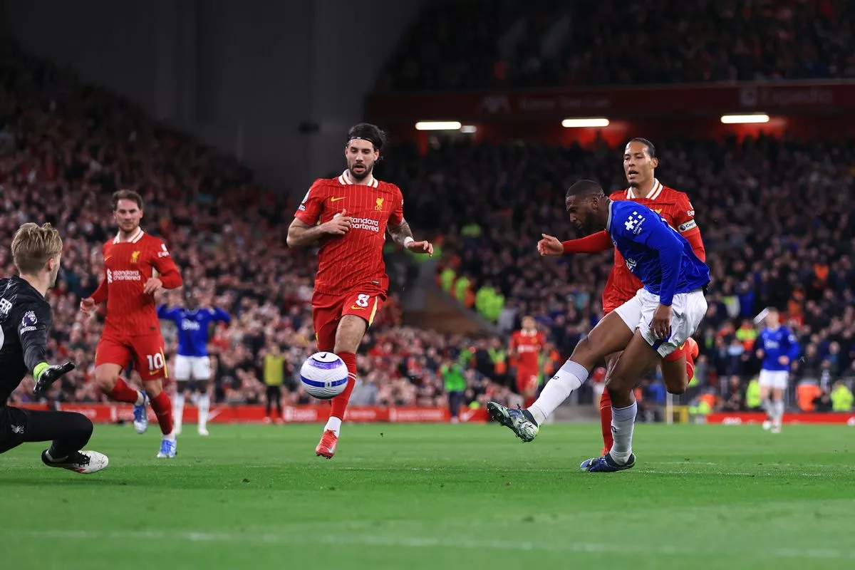 Van Dijk Responds To Carragher Following Criticism Over Derby Display Van Dijk Responds To Carragher Following Criticism Over Derby Display