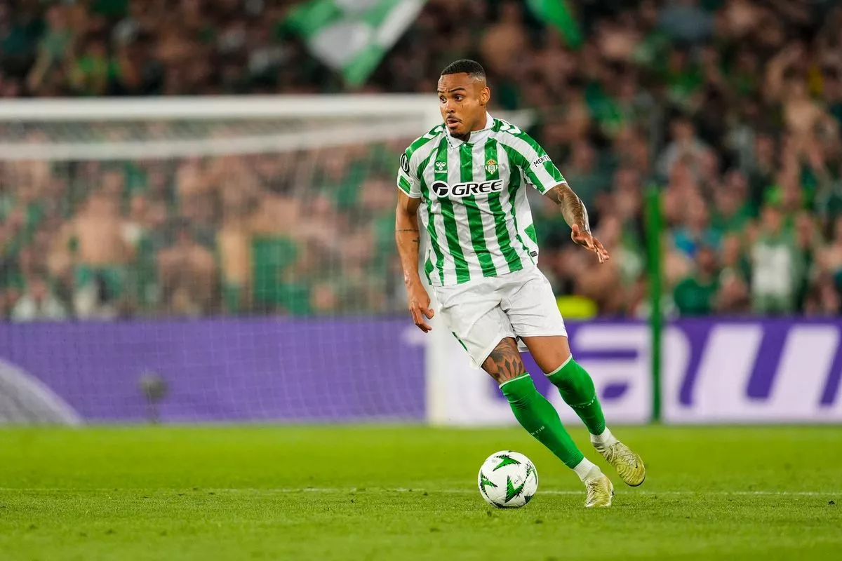 Leeds United ‘Hijack’ Manchester United And Liverpool Transfers After Club Record Cost Is Set Leeds United ‘Hijack’ Manchester United And Liverpool Transfers After Club Record Cost Is Set