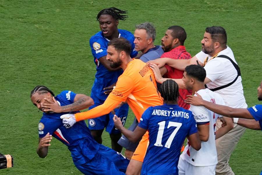 Chelsea Win Club World Cup As Luis Enrique Strike Pedro In The Face Chelsea Win Club World Cup As Luis Enrique Strike Pedro In The Face