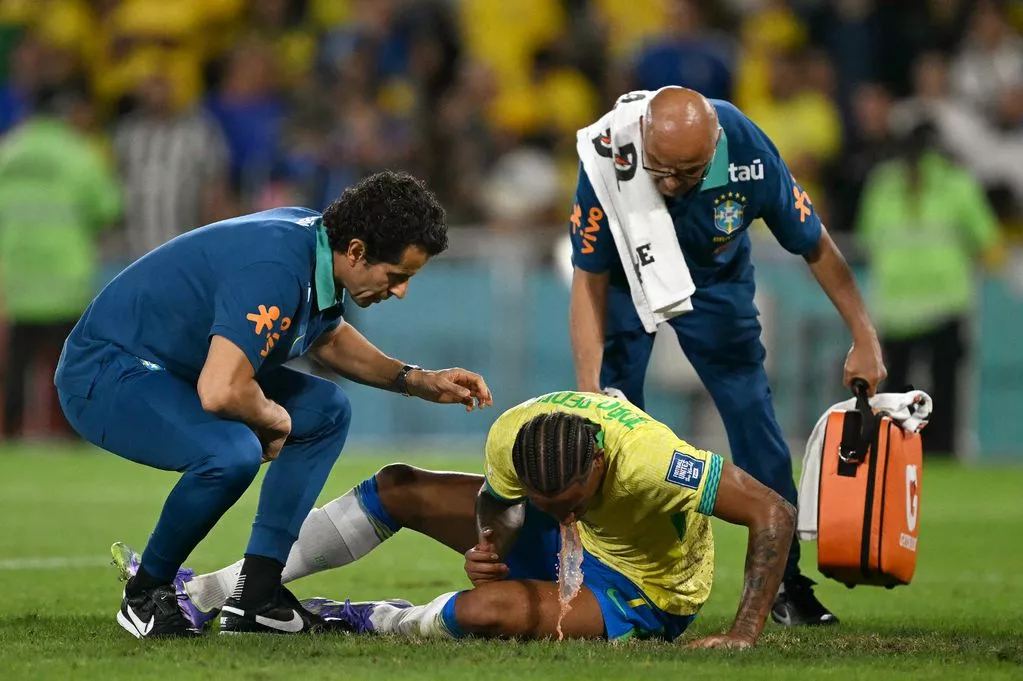 Chelsea Star Vomits On Pitch Following Clash With Arsenal Player On International Duty Chelsea Star Vomits On Pitch Following Clash With Arsenal Player On International Duty