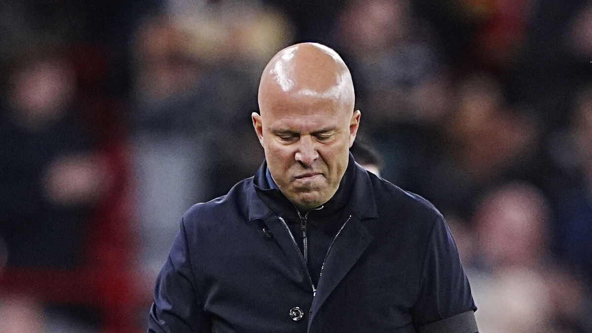 Liverpool Manager Arne Slot Shouts At Hugo Ekitike Over ‘Stupid’ Red Card Liverpool Manager Arne Slot Shouts At Hugo Ekitike Over ‘Stupid’ Red Card