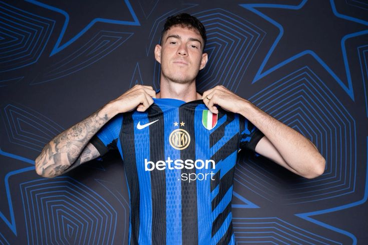 Manchester United And Arsenal Battle For Serie A Player Manchester United And Arsenal Battle For Serie A Player